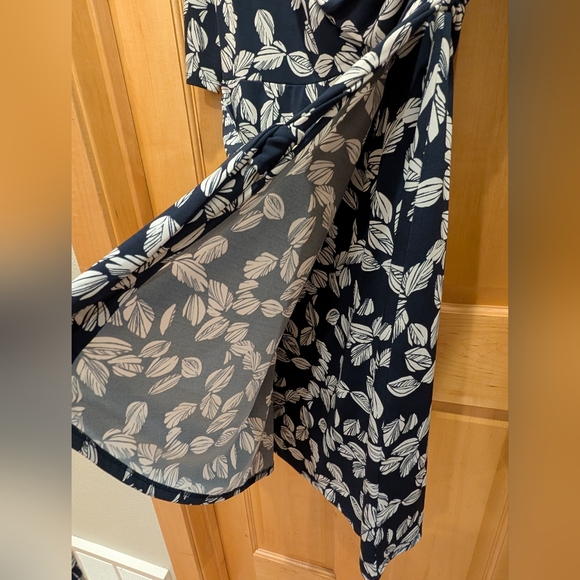 41 Hawthorn Navy and Cream Leaf Pattern Dress - Picture 5 of 7